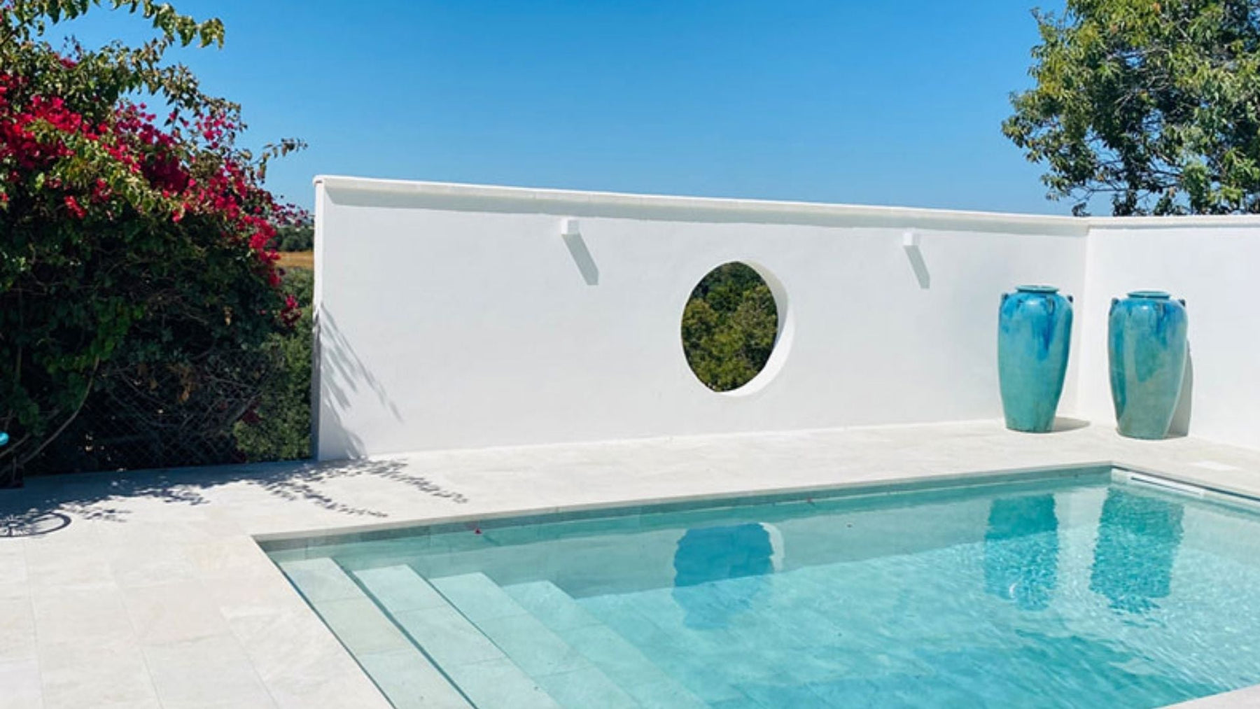 How Does Coping Color Change the Appearance of Pool Water?