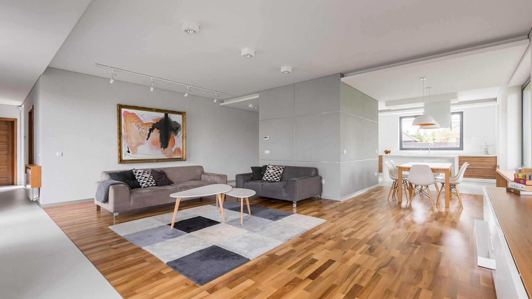 How to Match Hardwood Floor Color With Furniture
