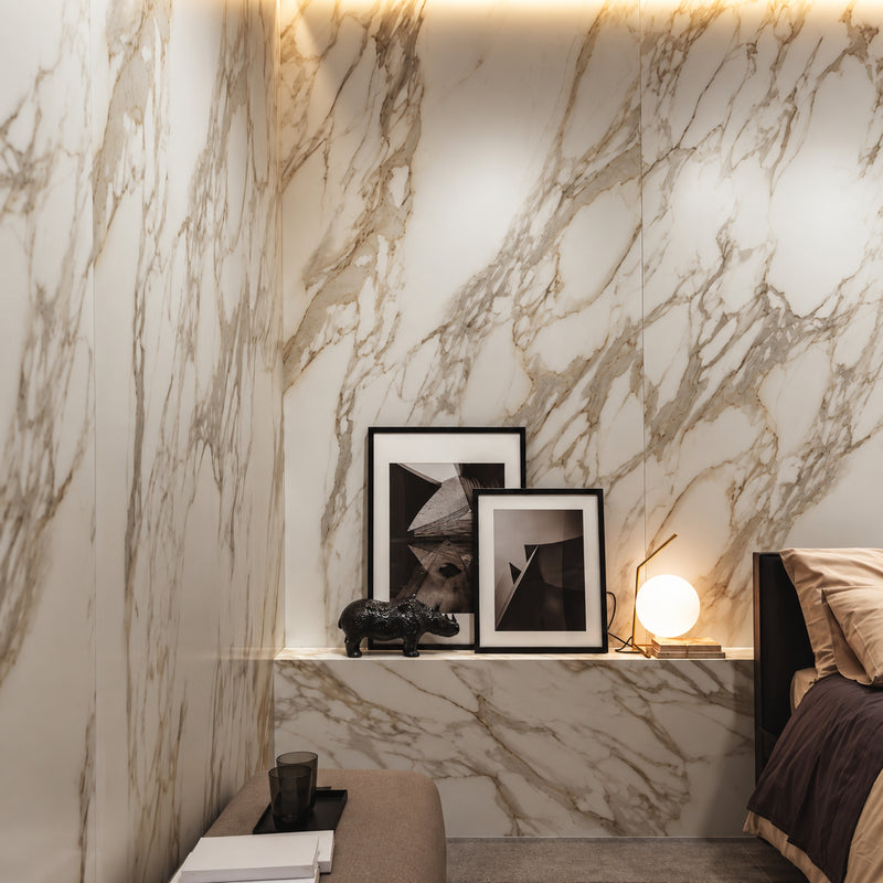Florim Etoile Creme 47x110 glossy slabs with cream and gold-gray veining on bedroom walls.